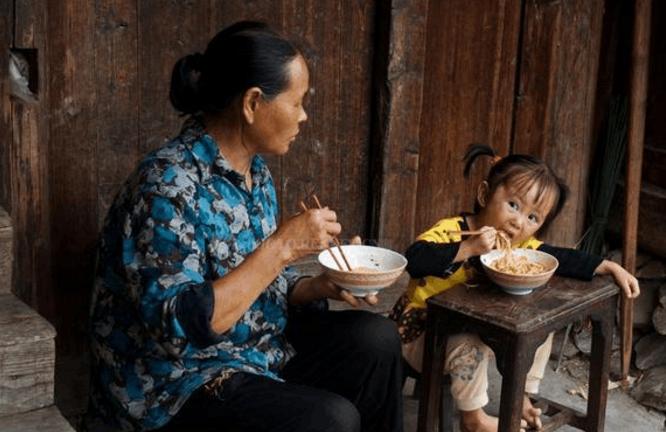 “妈，你回老家吧”，爸爸偷尝奶奶给儿子泡的奶，怒不可遏赶人