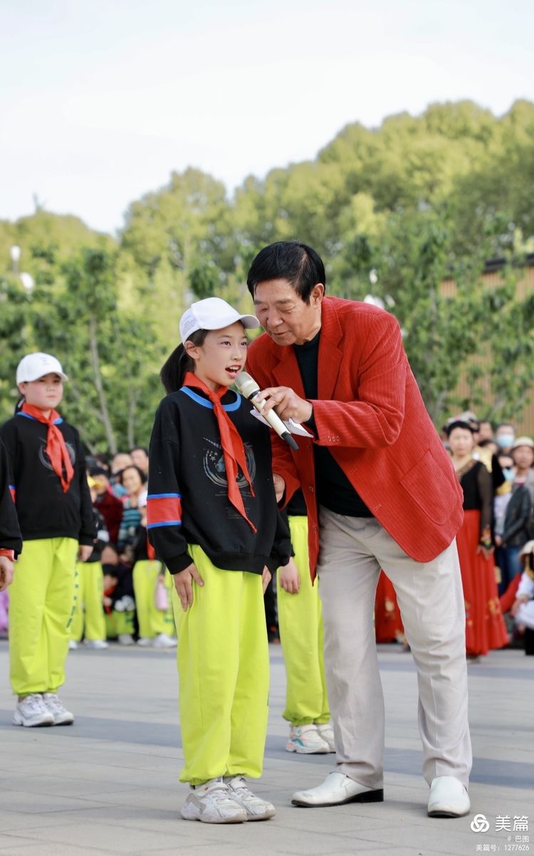 洛阳牡丹广场：*疆新**舞大联欢