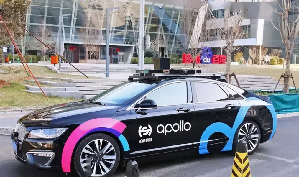 实地探访：华为卖车第一天，体验店变4S店