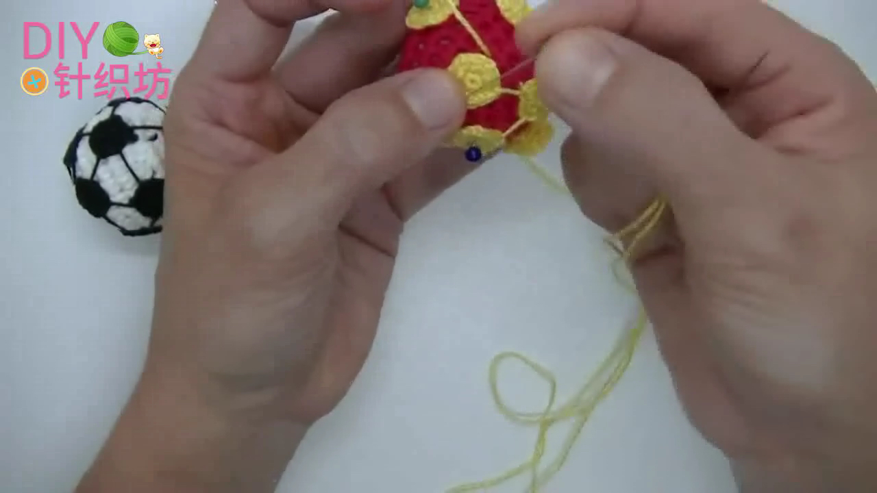 足球小玩偶挂件,足球钥匙扣编织