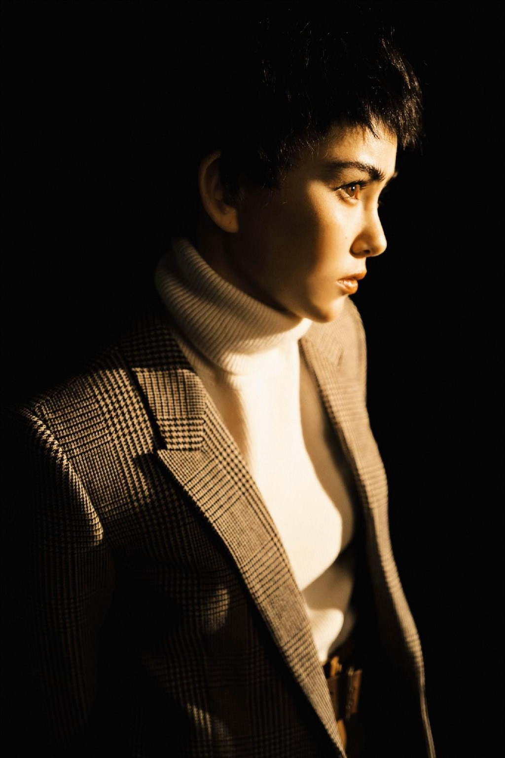 昆凌晒短发造型好酷炫,昆凌剪短发少女感十足