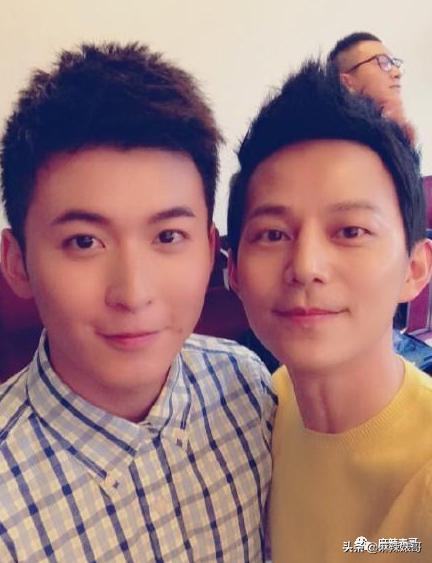 和小鲜肉牵手摸脸，又让人想到他7年前的瓜…