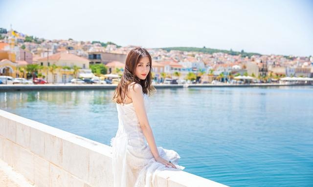 迪丽热巴2018年机场和粉丝聊天,迪丽热巴对粉丝说悄悄话