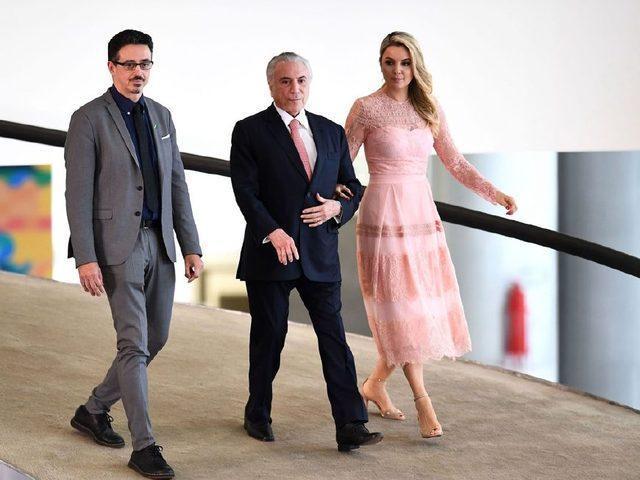 她被称巴西最美第一夫人，选美亚军出身，大胆穿围裹裙秀凹凸身材