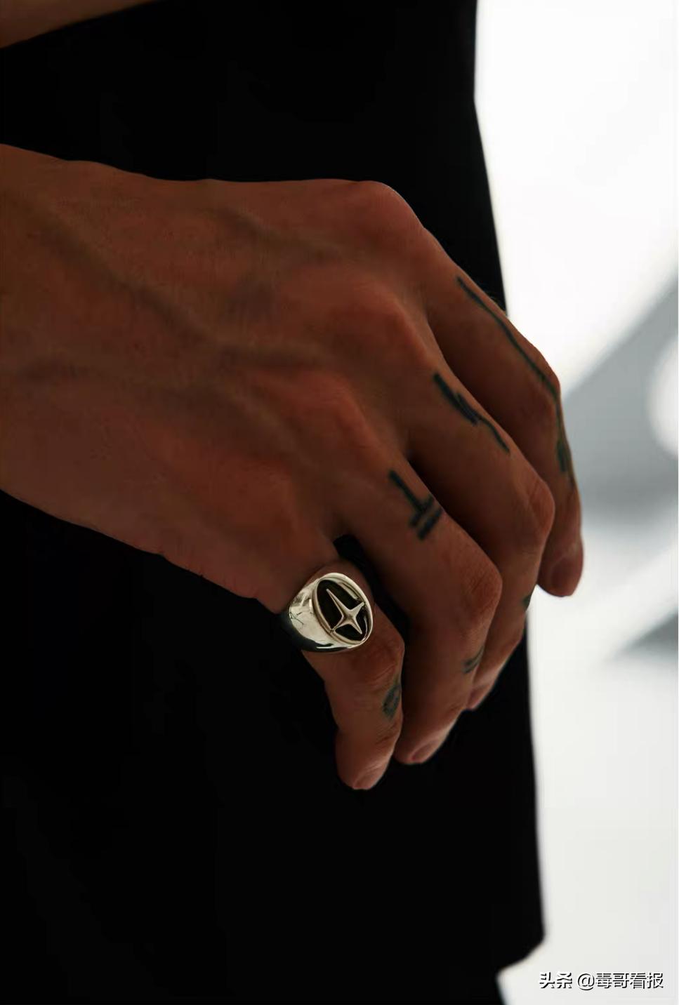 简约的首饰往往是穿搭的必杀技,首饰穿搭