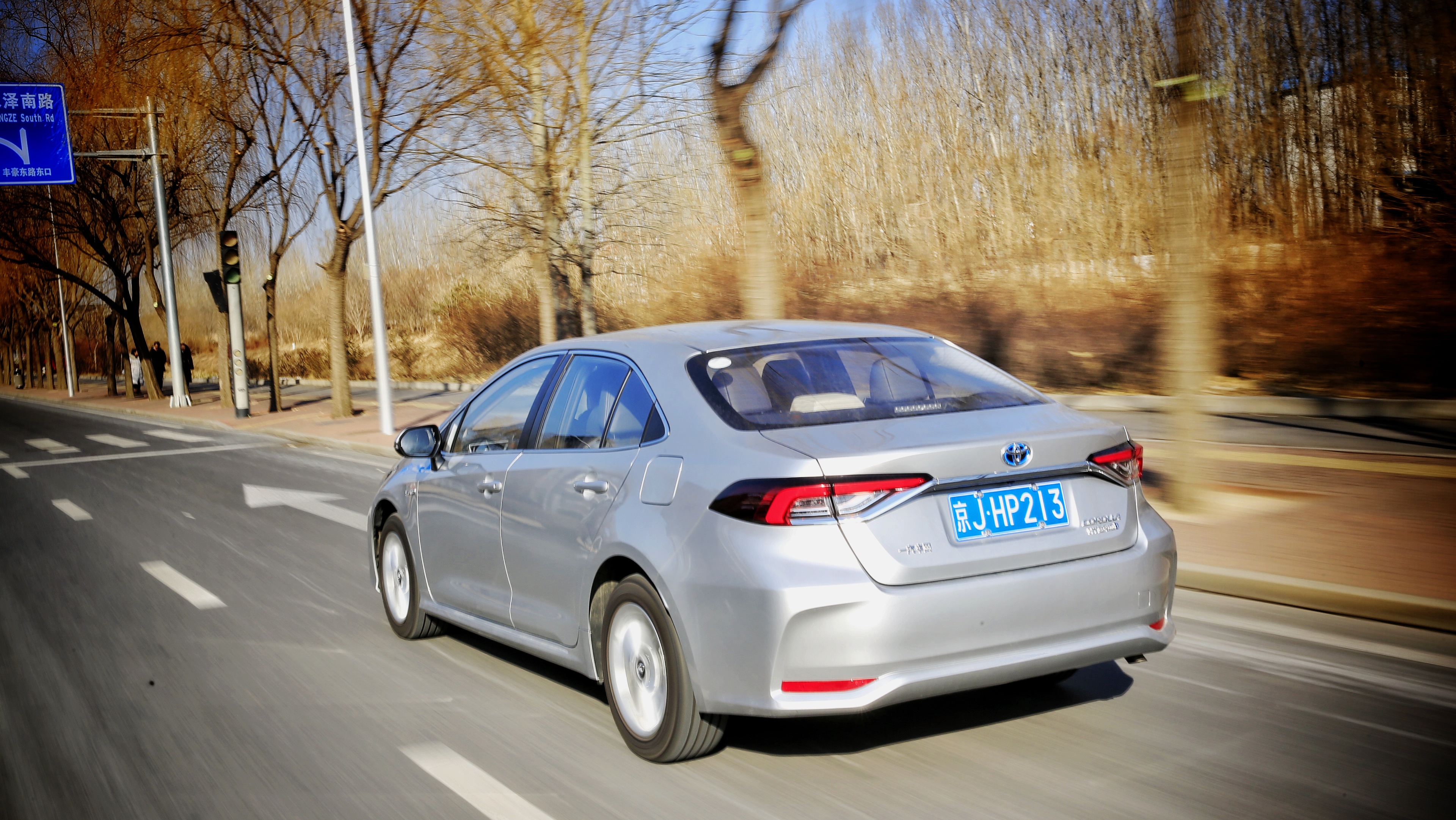 2020款卡罗拉双擎精英版试驾视频,卡罗拉双擎天青石2019款试驾