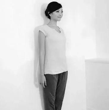 靠墙站，真的可以矫正驼背伸脖子吗？