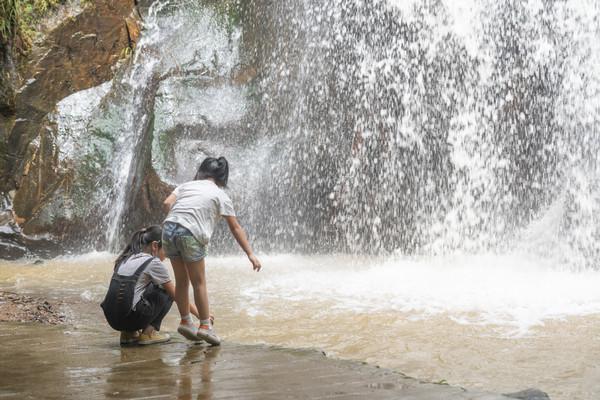 来大山里呼吸负氧离子,肇庆龙潭生态瀑布