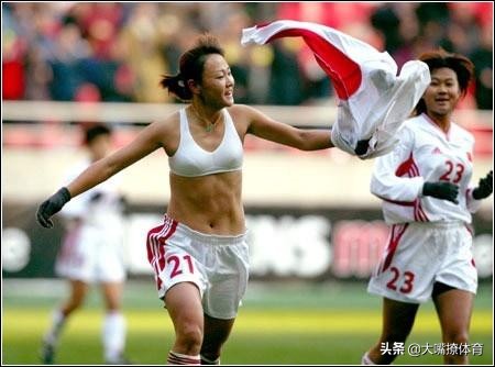 李梦场边换球衫就震惊了?这些姑娘庆祝胜利之举,你不得流鼻血?