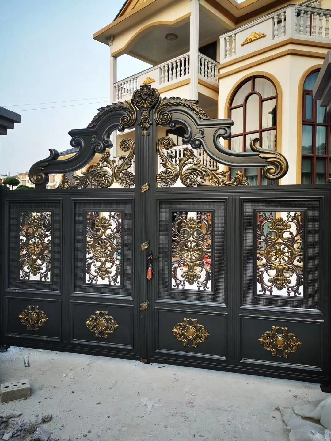 双开铝艺大门安装,双开铝艺大门