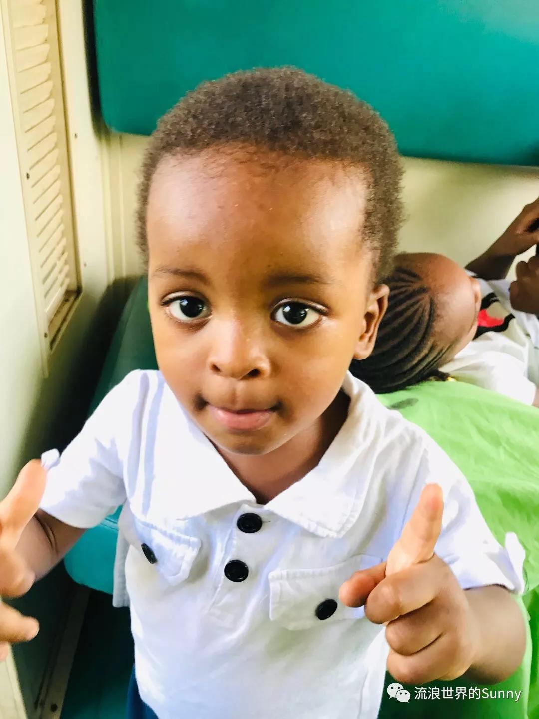 流浪非洲，乘坐中国援建火车去赞比亚，满满的亲切