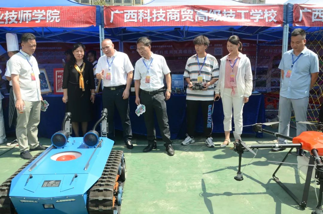 广西无人机培训中专班,广西科技商贸高级技工学校无人机