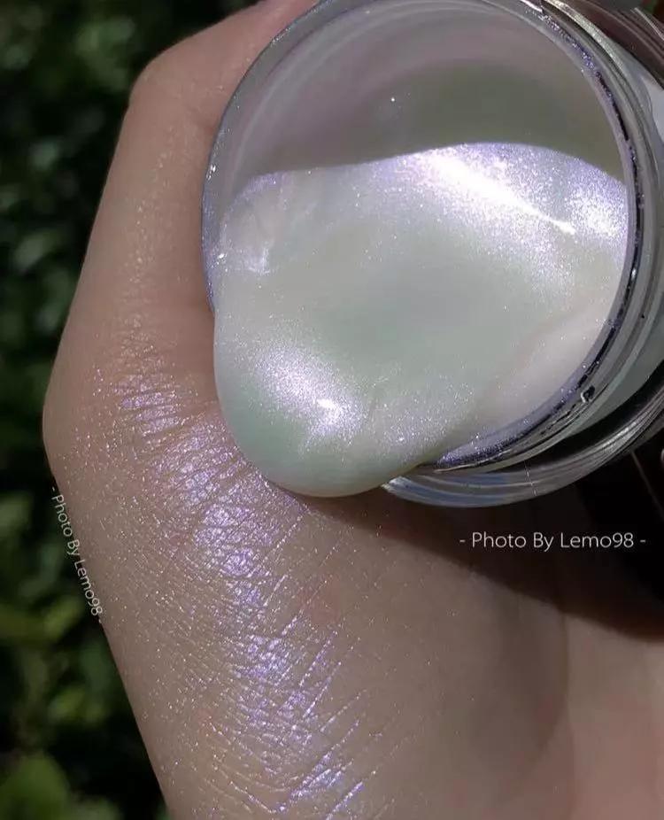 佟丽娅将任春晚主持，却被质疑稳输董卿？但在妆容上她确实赢了..