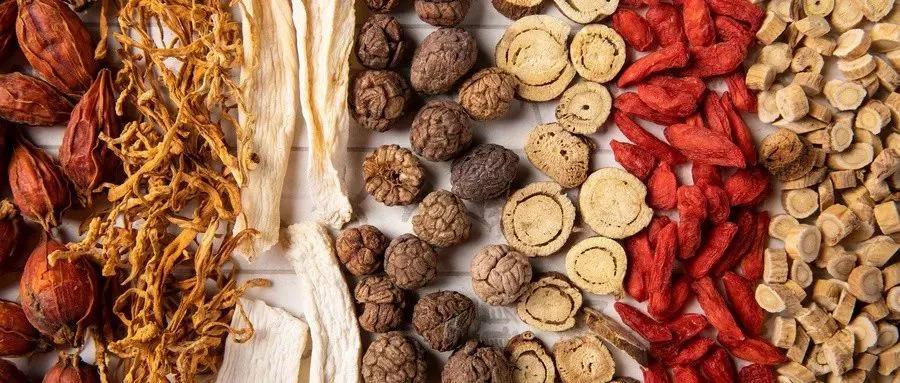 服中药期间月经颜色褐色,服中药时身体反应