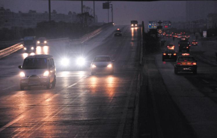 夜晚被对方用远光灯照射如何反击,被远光灯晃应该怎么处理