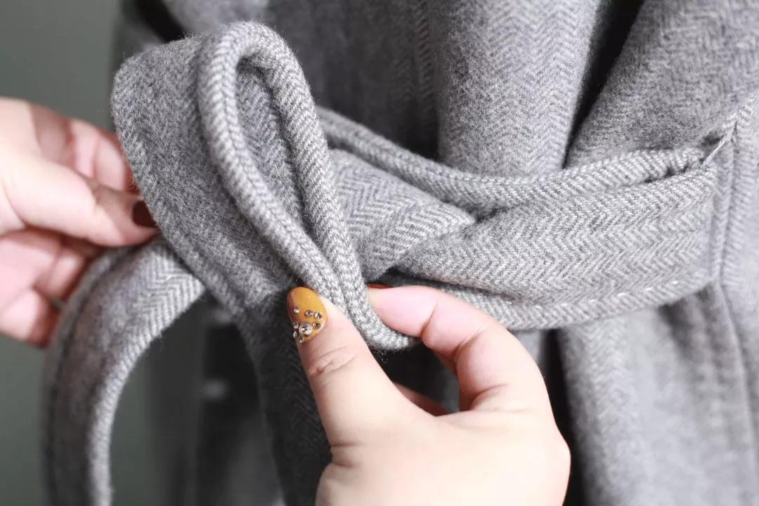皮风衣腰带后面系法,风衣后面的腰带怎么系好看