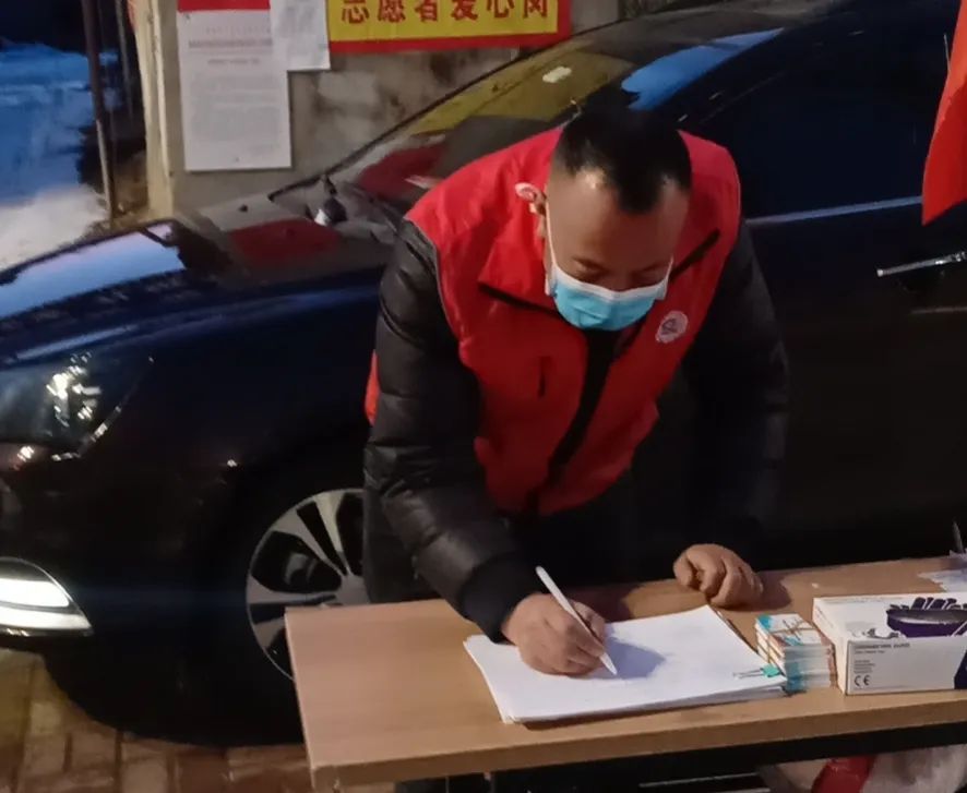 赤峰市林西县城南街道复工防疫两不误的志愿者