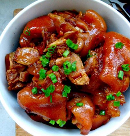 红烧猪蹄怎样上色更深,红烧猪蹄可以放酱油吗