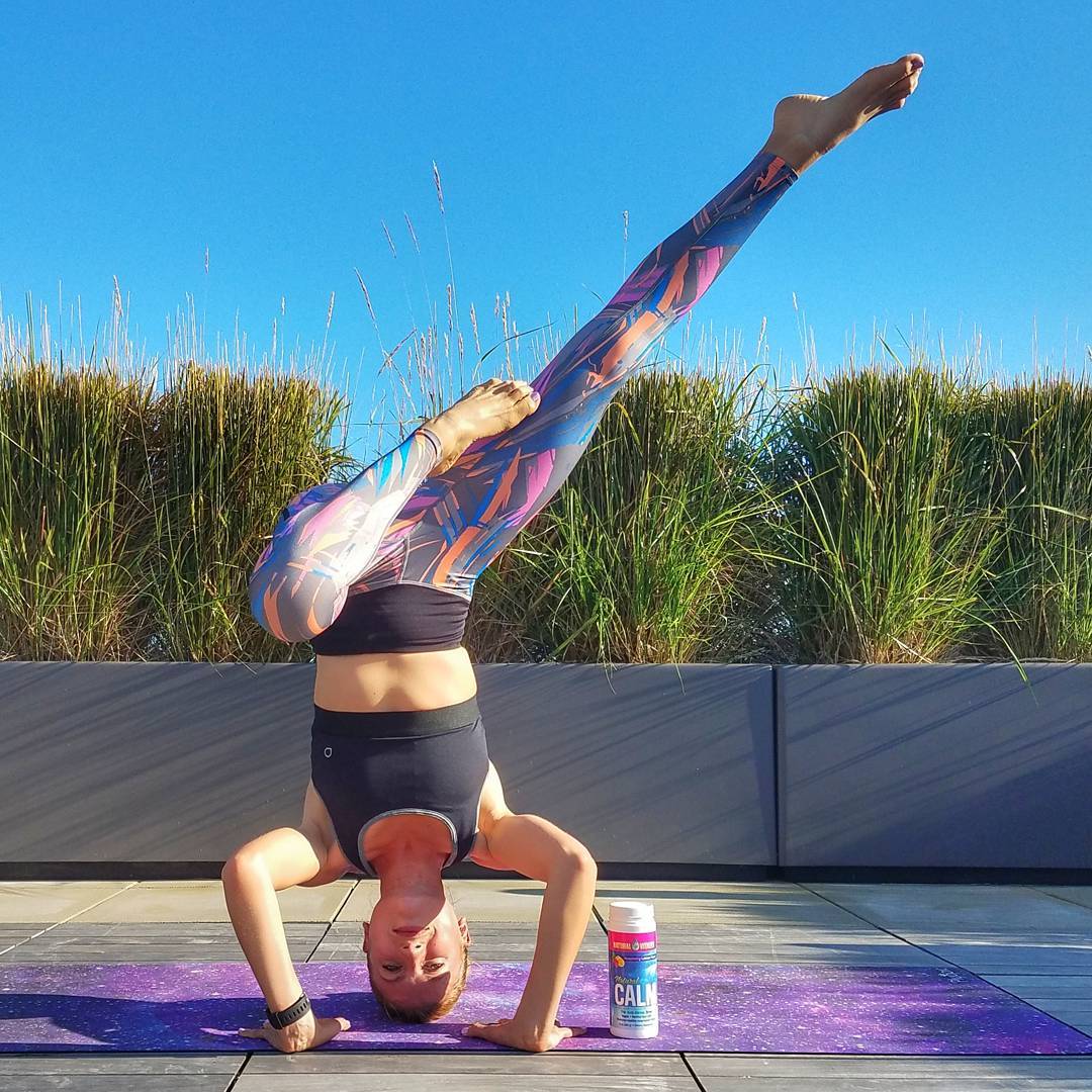 一个动作全脸紧致瑜伽,阳光明媚的简单瑜伽