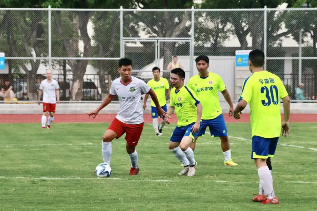 在足球场上感受到快乐,在人民广场上踢球