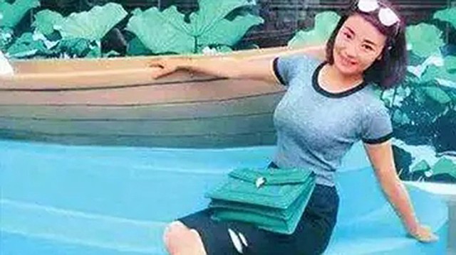 金孔雀余旭的最后一程：36万群众手捧菊花送别，墓前4架飞机模型