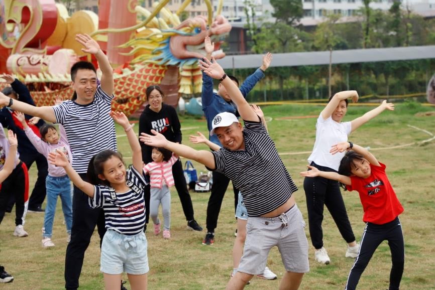 东莞东城莞师附小2022届604班,莞师附小学生踢球