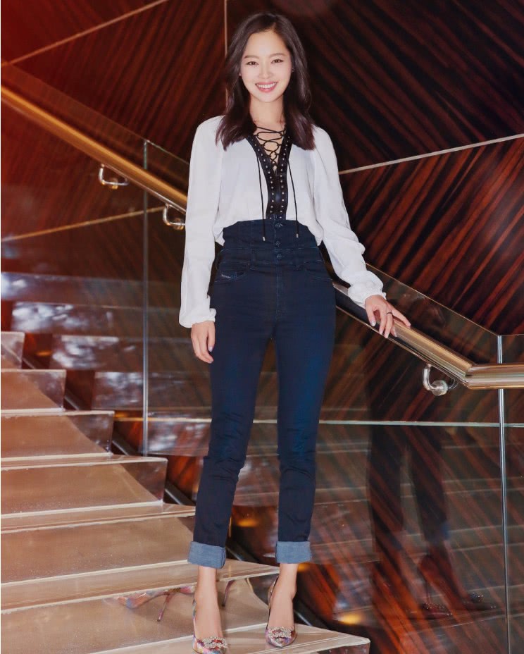 穿“男友裤”耍帅的辛芷蕾,却被“烟斗鞋”抢走风光,太酷了!