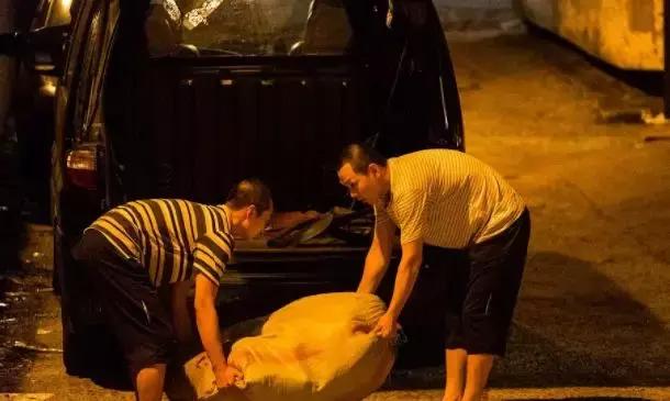 群租吃人游戏，前两分钟男主就被爆头