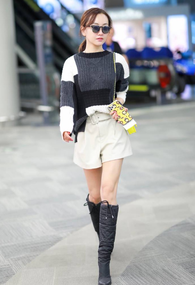 杨蓉白色深v抹胸装,杨蓉穿羽绒服好看吗