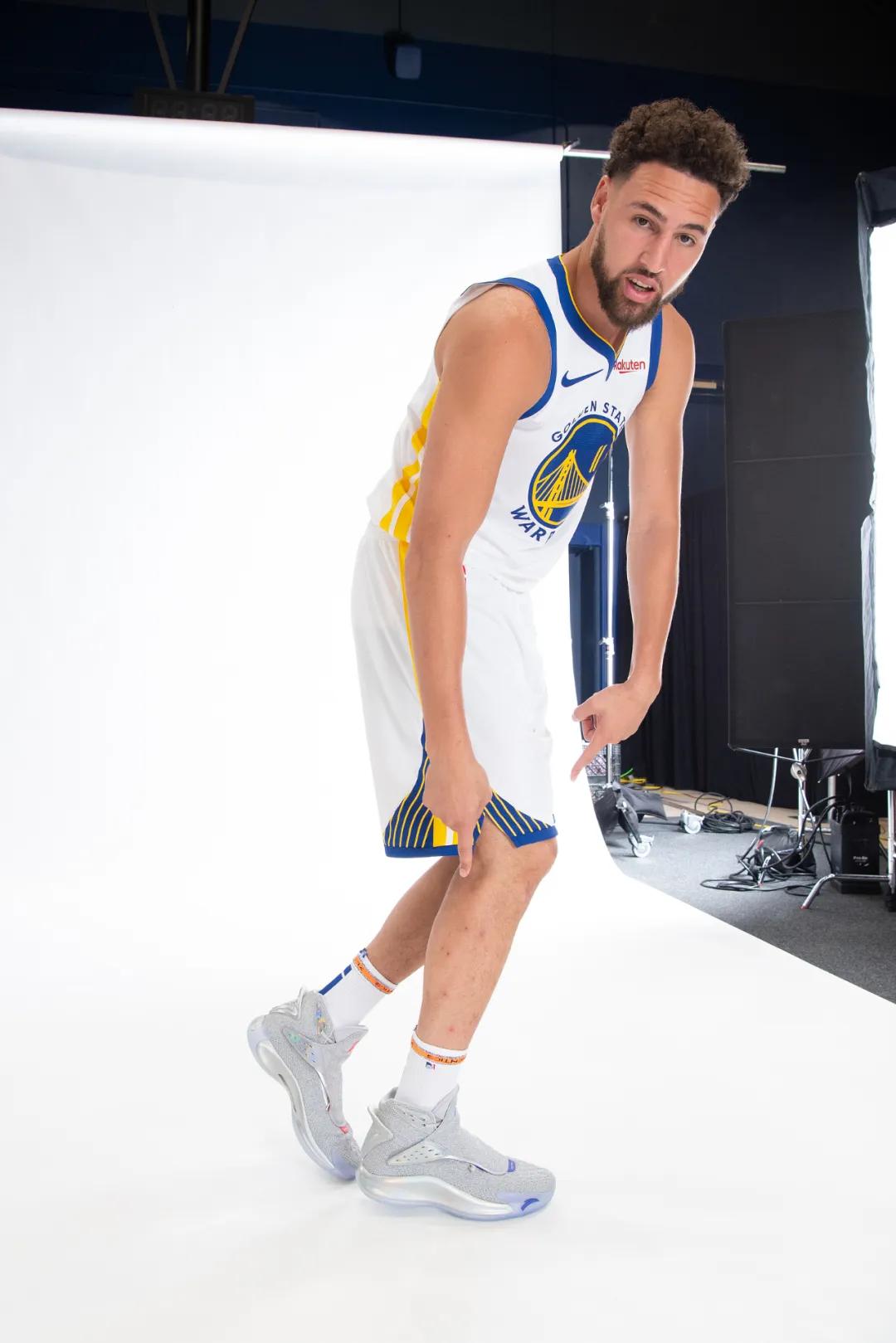 nba球员上脚安踏,nba球员上脚球鞋欧文4绿橙粉