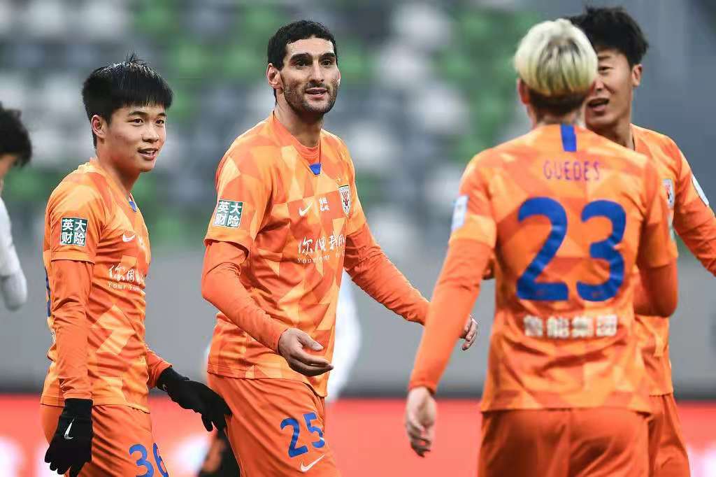 鲁能中锋成源,鲁能成源替补登场