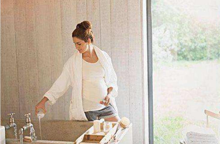 孕期洗澡时要注意，孕妈这几个部位不要随意清洗，不然对胎儿不好