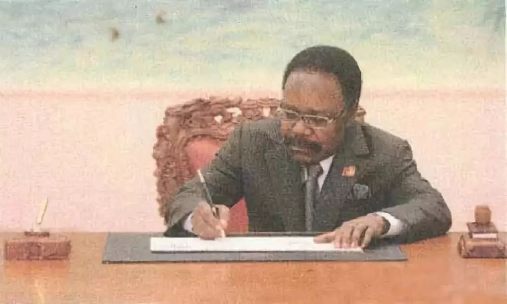 大使回忆：打上中国*旗国**，我驾车穿越10道*锁封**线