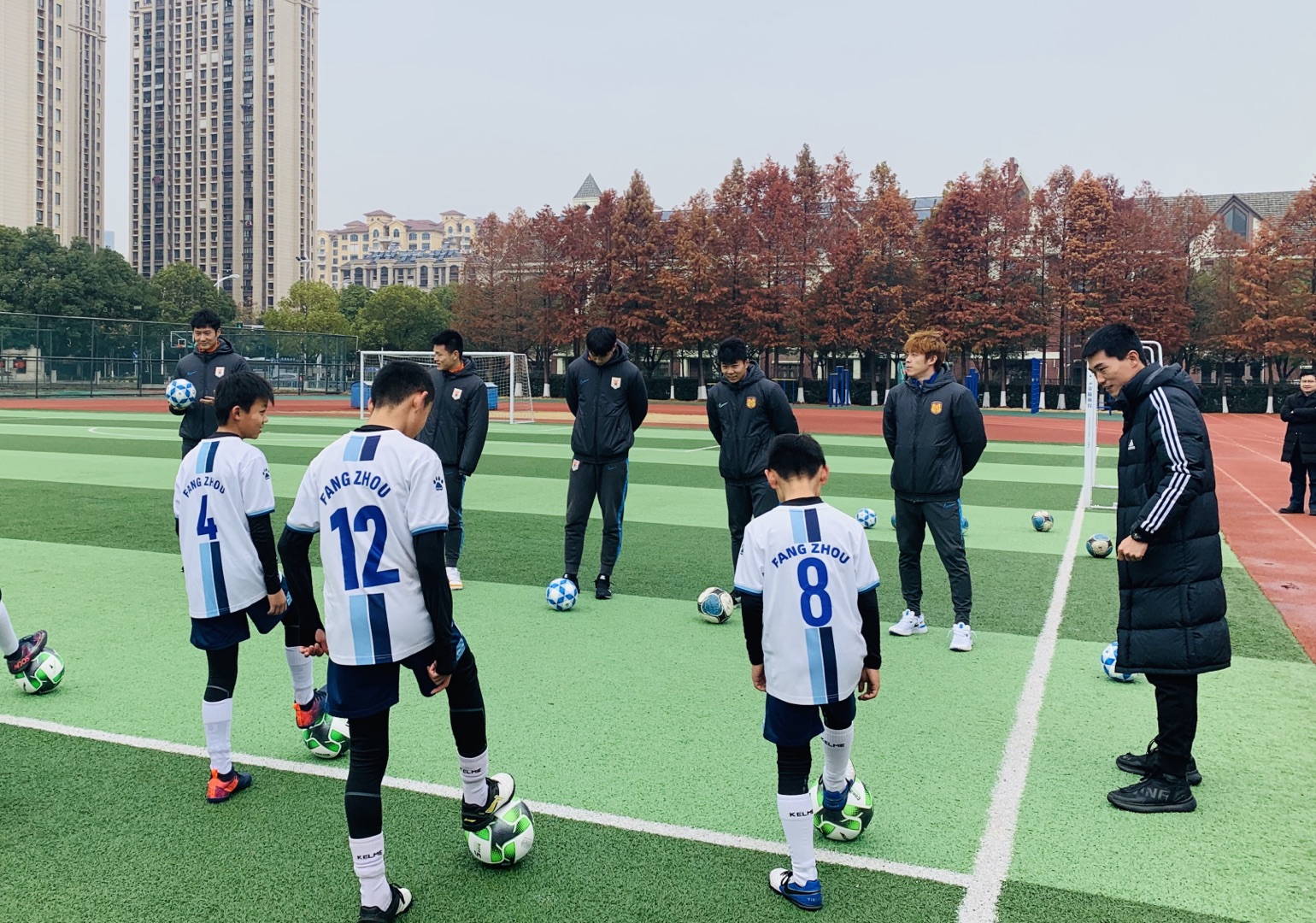 让体教结合理念融入校园足球,社区足球文化