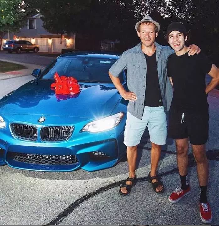 最甜分手看哭3千万人，转头与75岁基友妈妈结婚，“我是你爹”