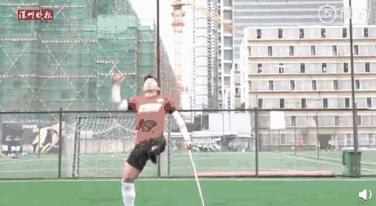 广东一独腿小伙拄双拐飞奔射门,独腿男子拄拐踢球