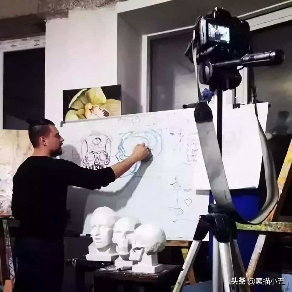 他画的素描无与伦比,他画的画栩栩如生让人拍案叫绝