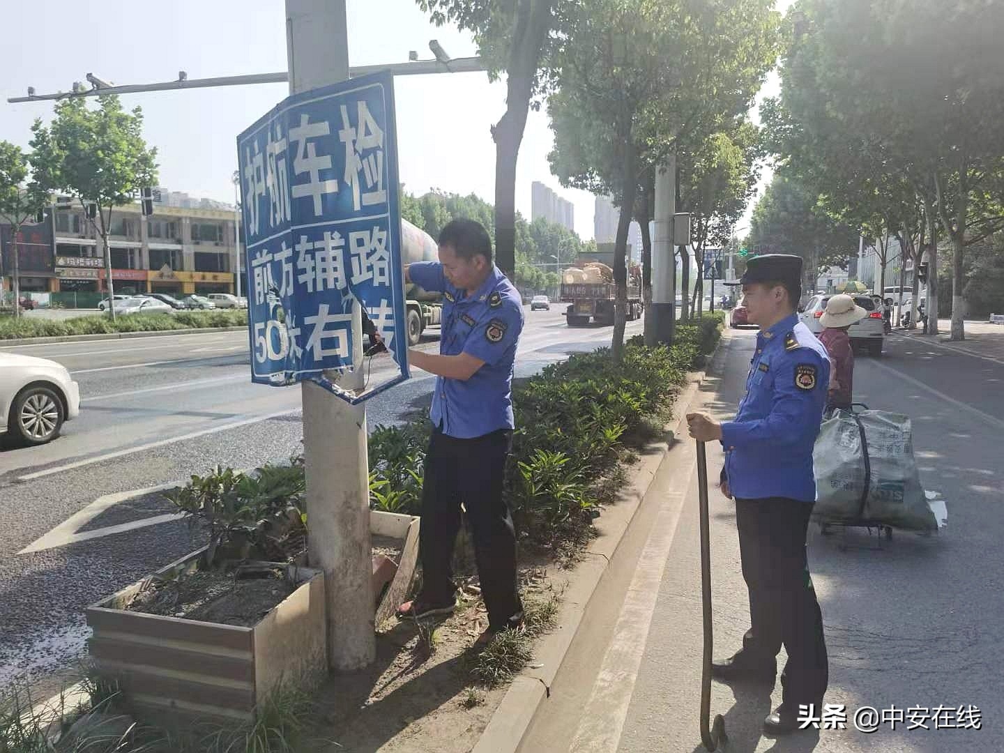 交通指示牌也有山寨货？合肥城管：见就拆