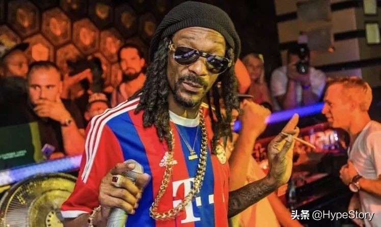 他是西海岸教父级的说唱歌手,也是足球圈最拽的球衣狂魔