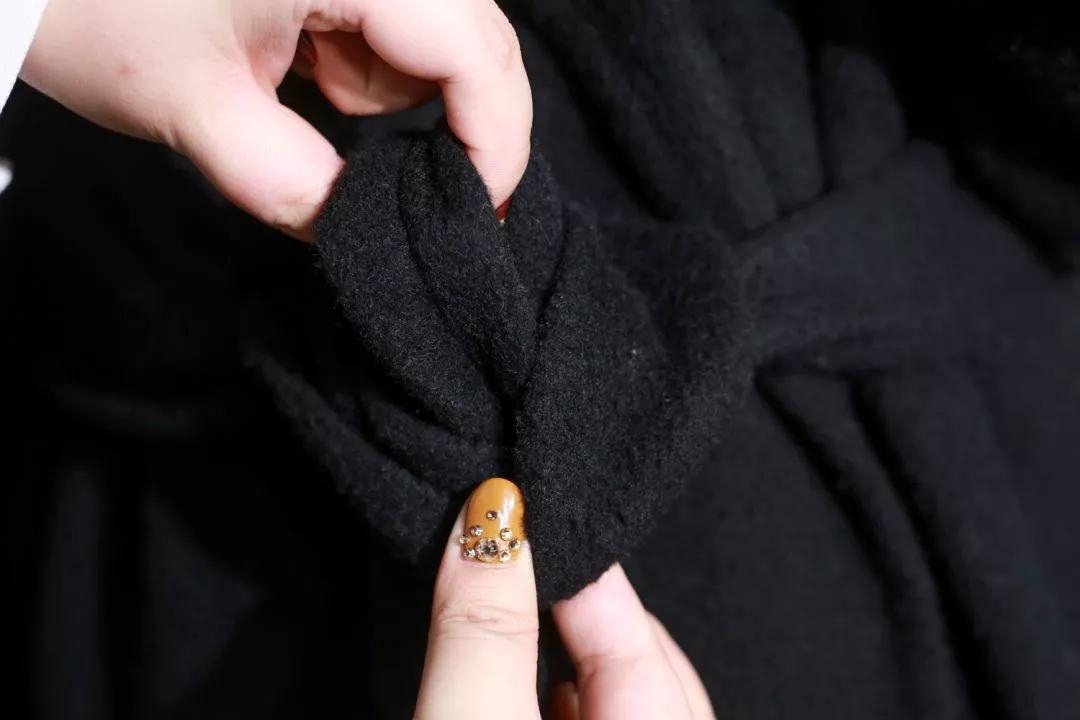 风衣后面的腰带怎么系,带扣风衣腰带后面系法