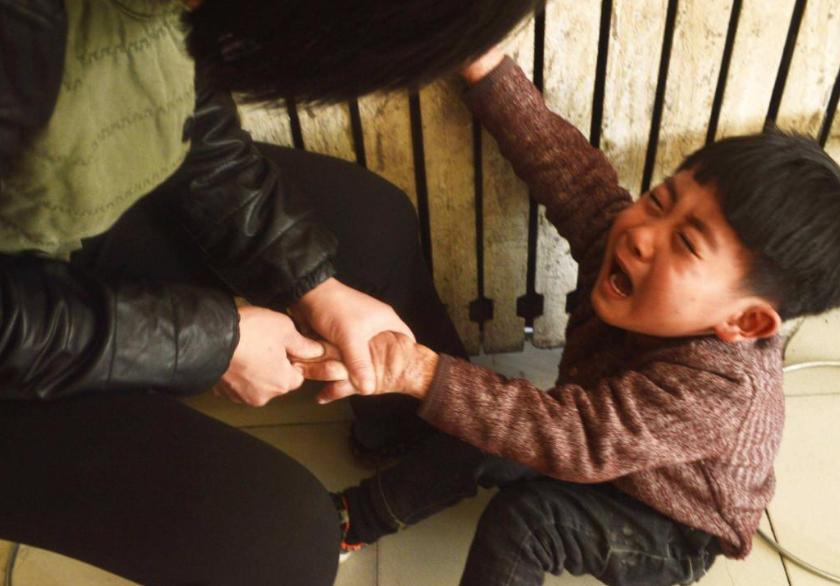 小孩被烫伤家人急救措施,孩子被烫伤家长应该怎么处理