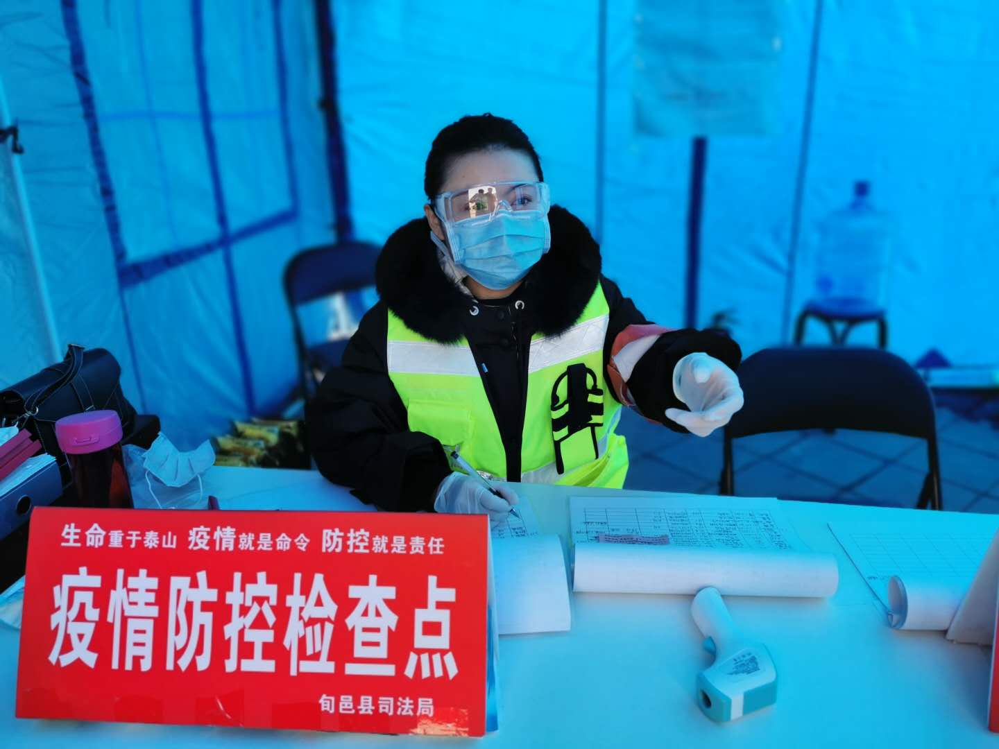 疫情防控一线里的巾帼担当,疫情防控巾帼执法人员撑起半边天