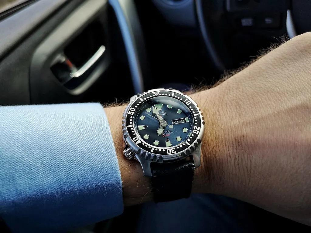 两三千买电子手表还是机械手表,两三千推荐天梭还是西铁城