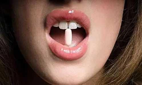 两门牙中间的缝隙越来越大,为什么门牙缝隙大这么难看