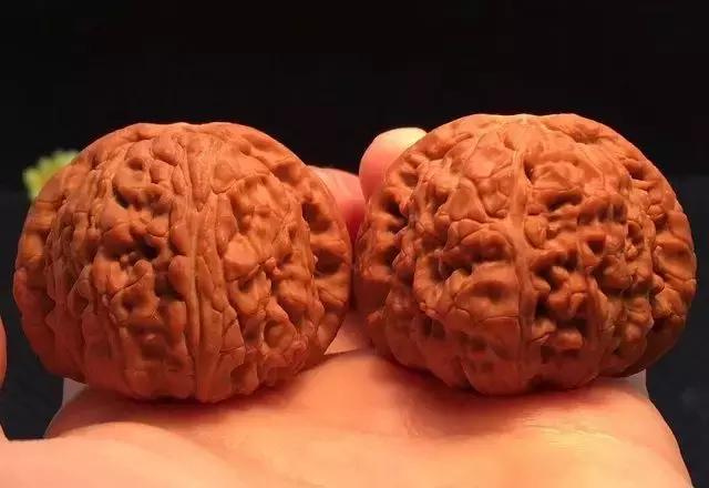 文玩核桃越盘越黑,盘文玩核桃的好处
