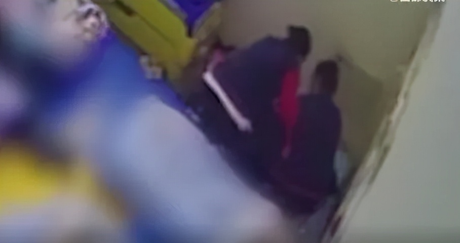 幼儿午休被老师缠胶带,幼儿午休被缠裹胶带当事人