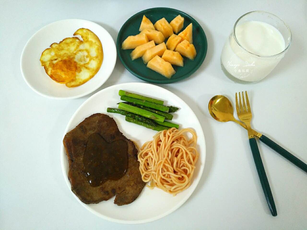 晒晒我们夫妻俩的极简早餐,来晒晒你家的早餐