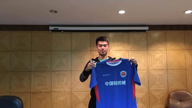 他退役6年后重返中超，面对*力暴**他一个转身触动全国球迷