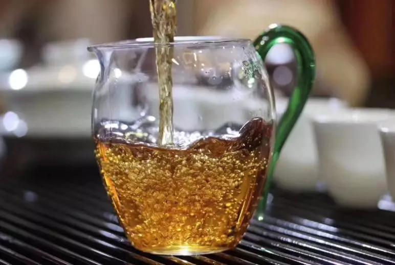 喝普洱茶舌头麻痛是怎么回事,喝普洱茶舌头周边苦涩发紧没回甘