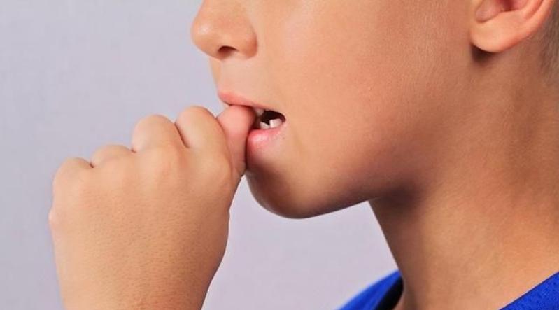 孩子从小到大爱咬手怎么办,小孩子从小爱咬手指头